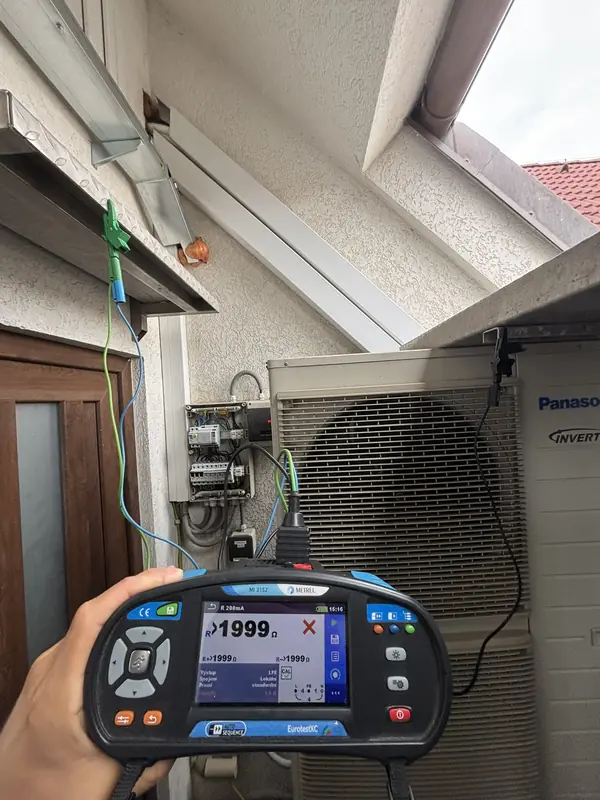 Měření přístrojem při revizi elektrického zařízení