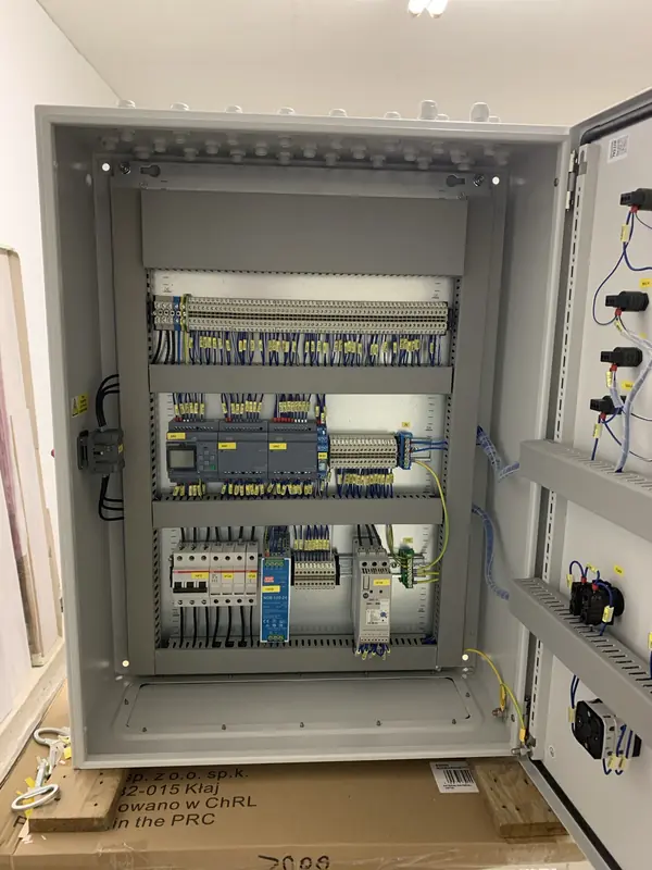 Zapojený průmyslový rozvaděč s PLC Siemens